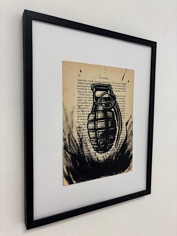 Grenade, vue de côté, encre de Chine sur page de livre, boutique de Franck Saïssi