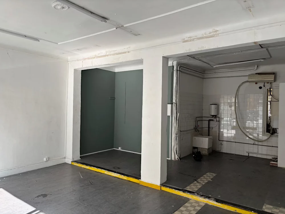 Atelier Franck Saïssi, salle principale vide et murs bruts