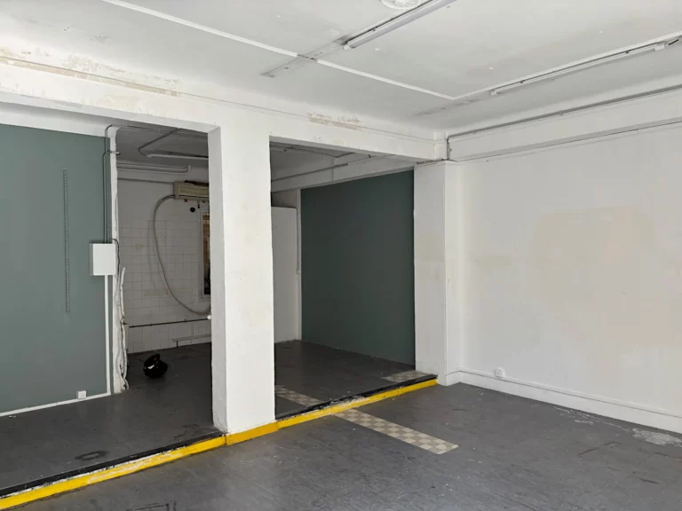 Vue intérieure du nouvel atelier, salle principale avant rénovation