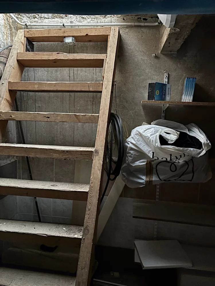 Escalier en bois menant à la cave de l'atelier de Franck Saïssi