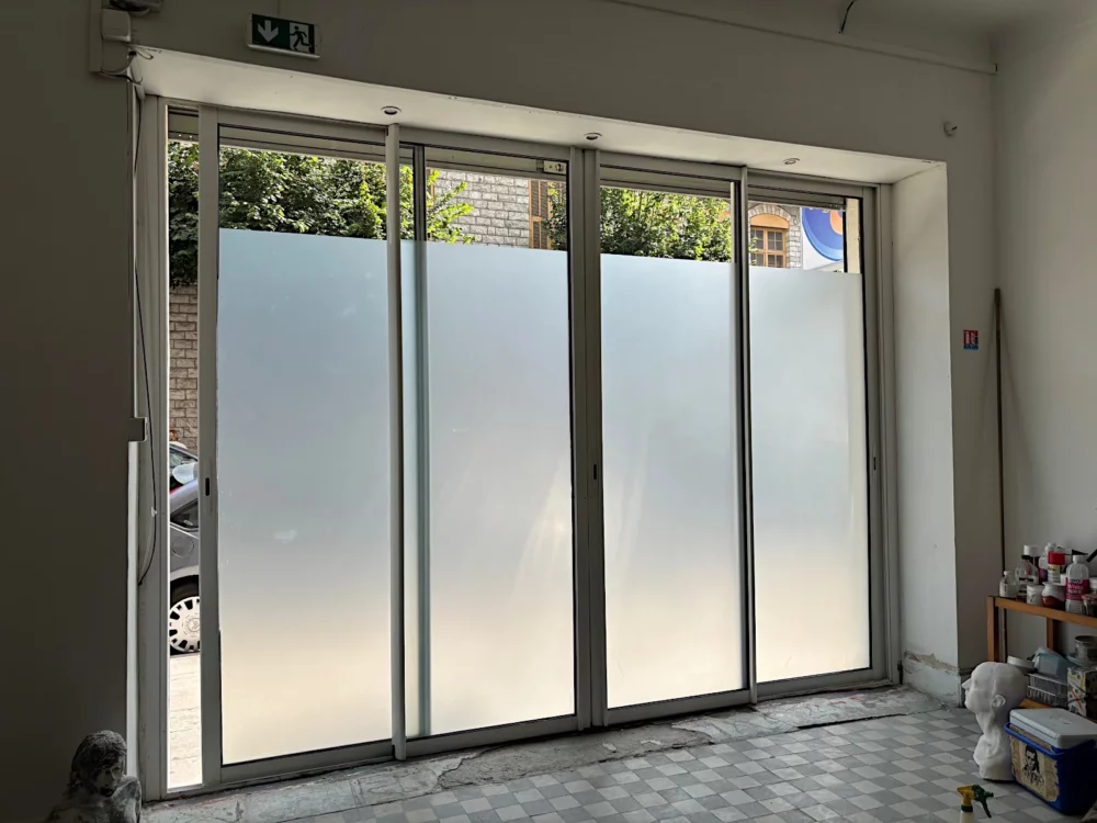 films translucides posés sur la vitrine, atelier de Franck Saïssi