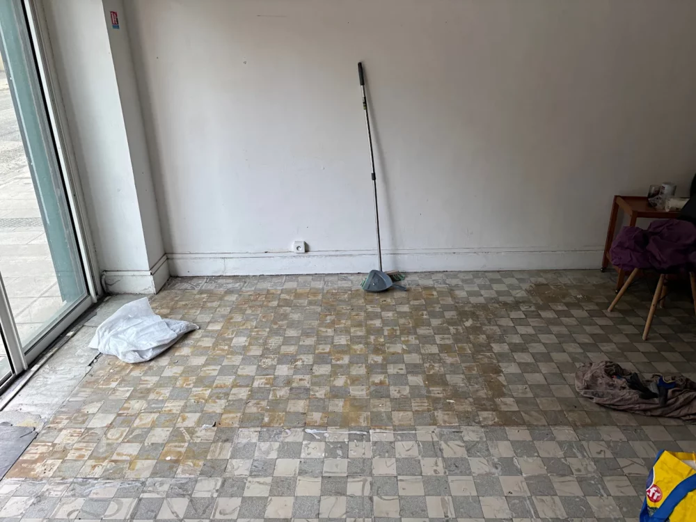 Les derniers restes de colle néoprène