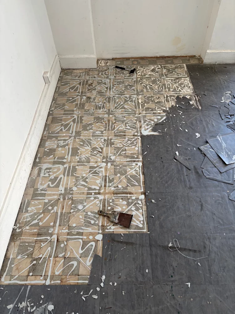 Sous les carreaux de lino, un carrelage d'époque. Atelier de Franck Saïssi