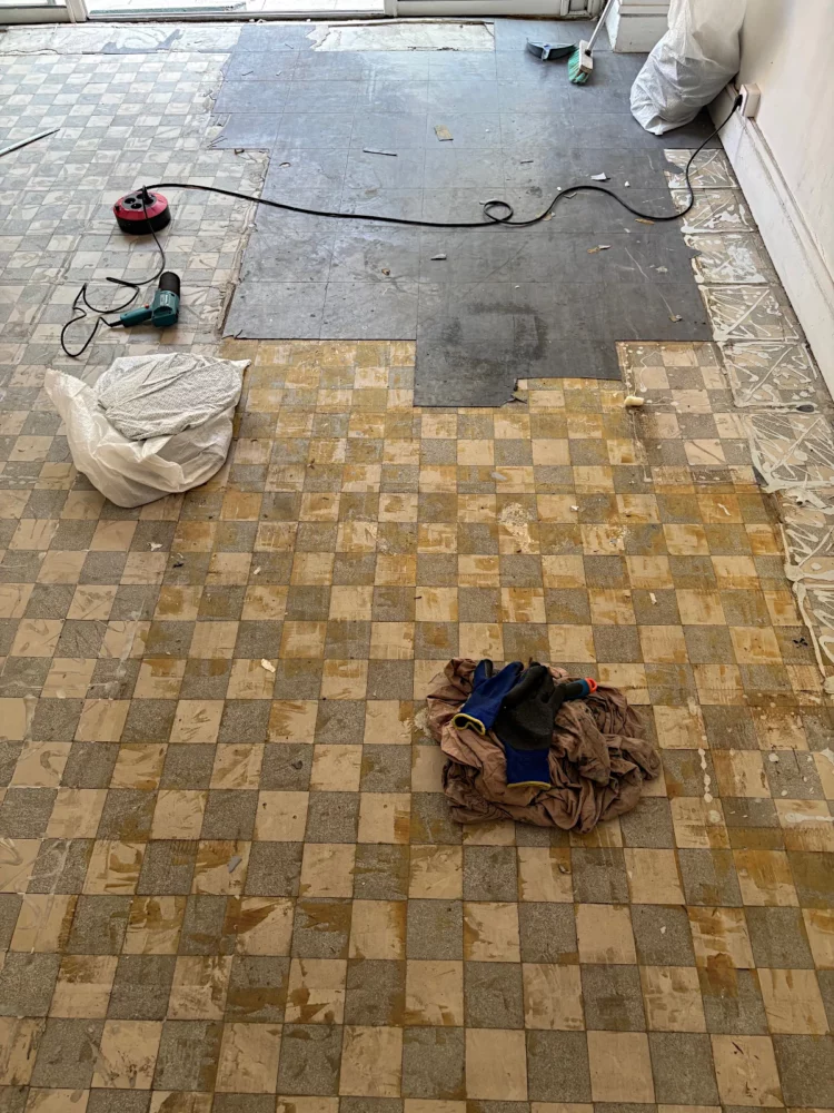 Derniers carreaux de lino collés avec de la colle néoprène.