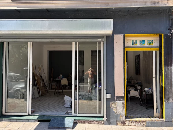 La façade de l'atelier de Saïssi avec la porte dégagée