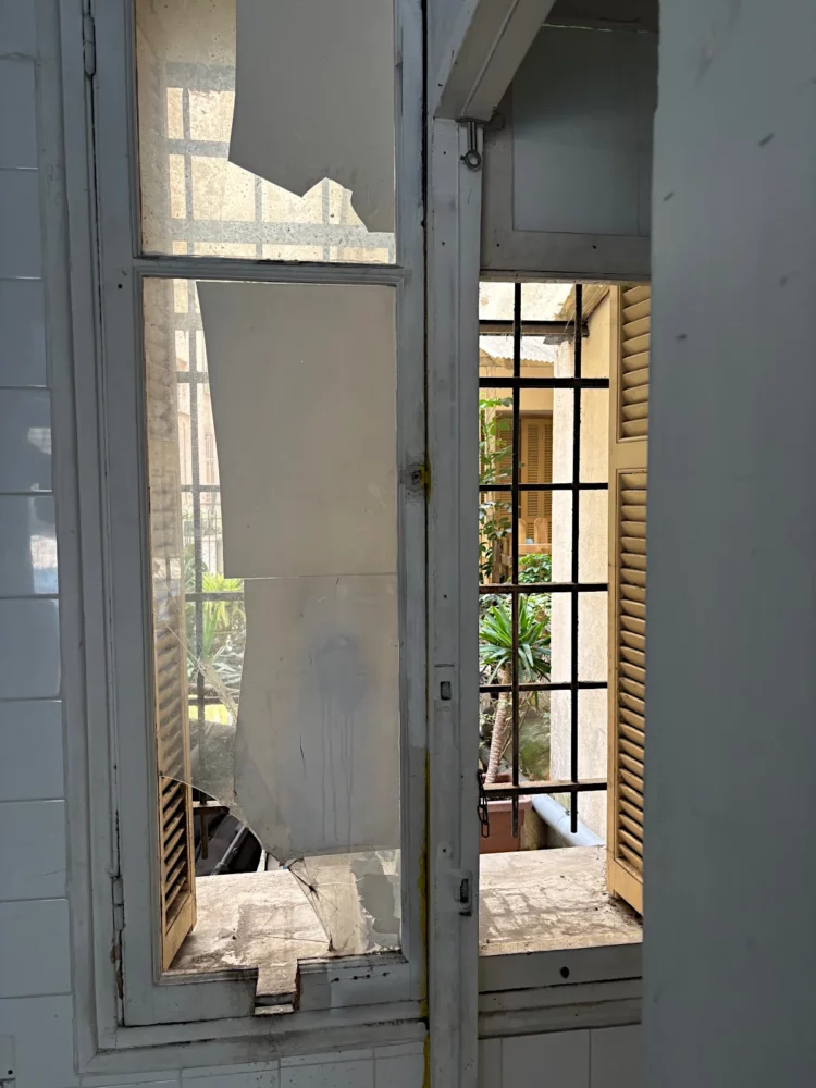 Fenêtre cassée sur cour