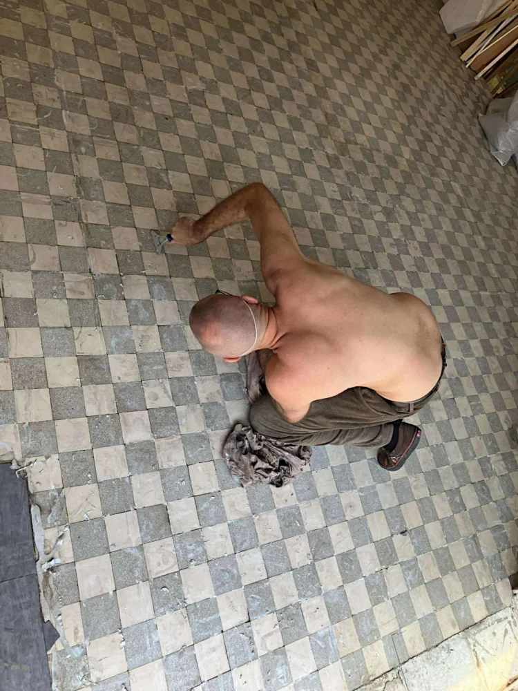 Saïissi gratte les carreaux de son atelier