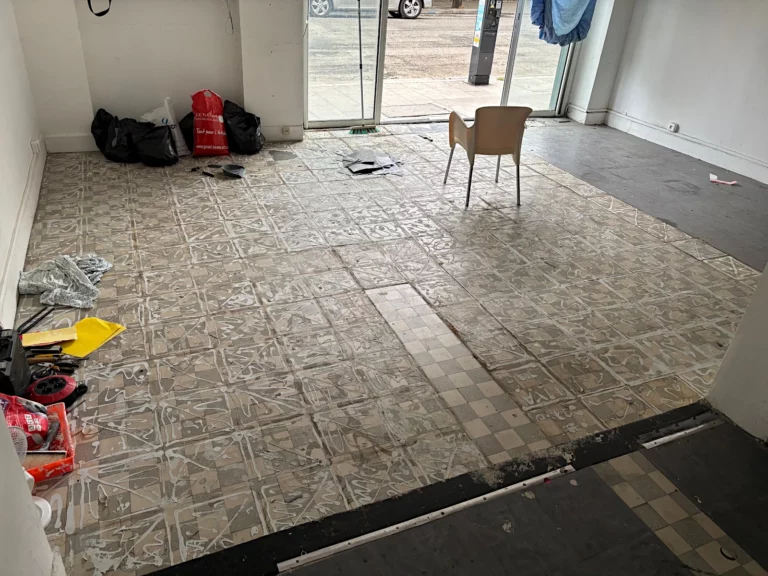 La grande salle de l'atelier, avec les carreaux révélés