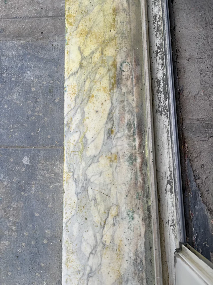 Pas de porte en marbre en cours de rénovation, l'atelier de Franck Saïssi