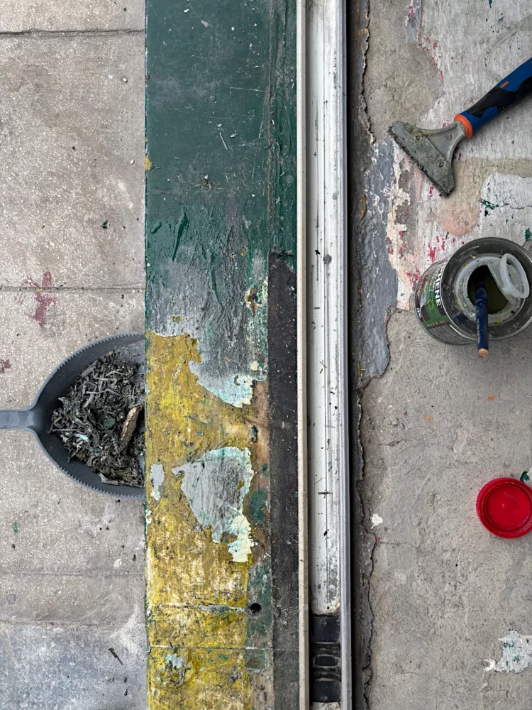 Décapage du pas de porte de l'atelier de Franck Saïssi