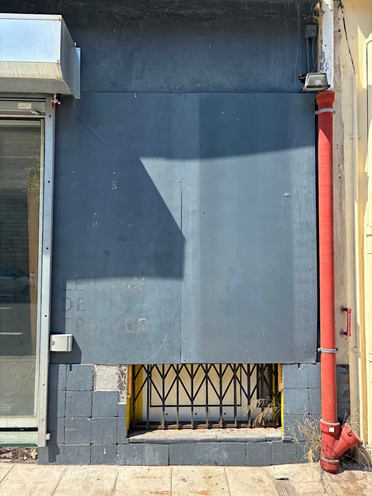 Découverte d'une porte fenêtre cachée sous des planches