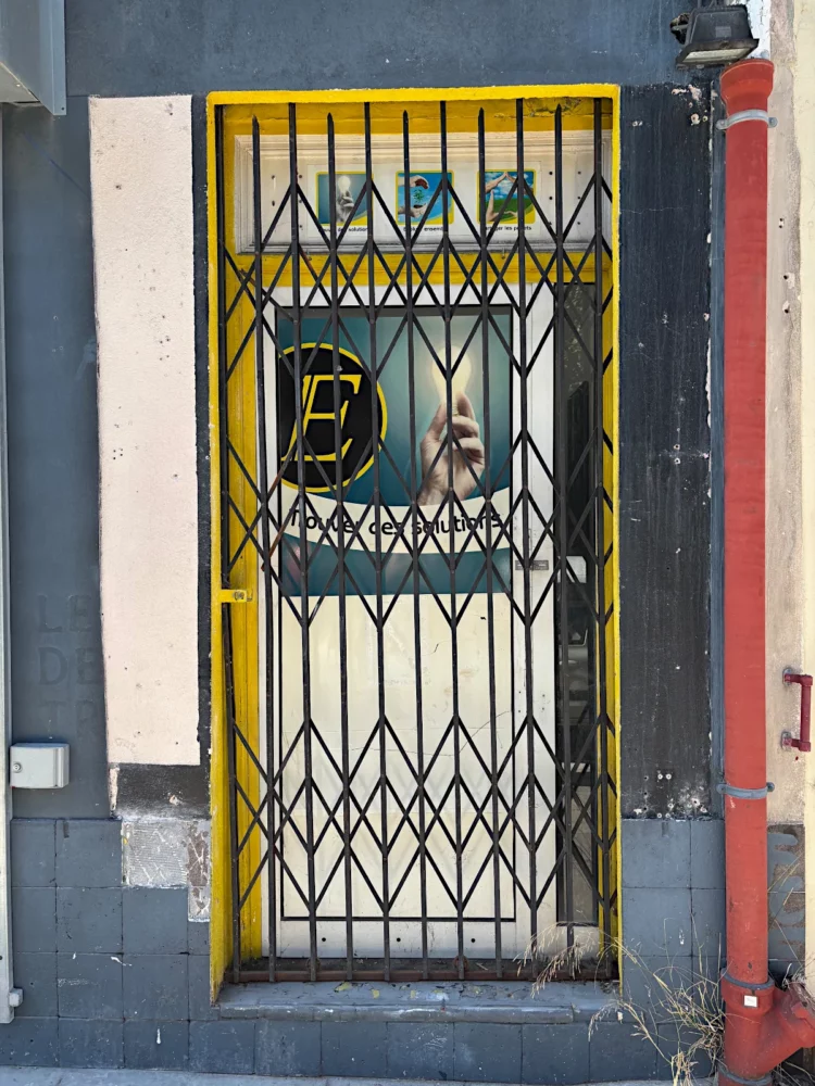 Une porte fenêtre et une grille en fer refont surface