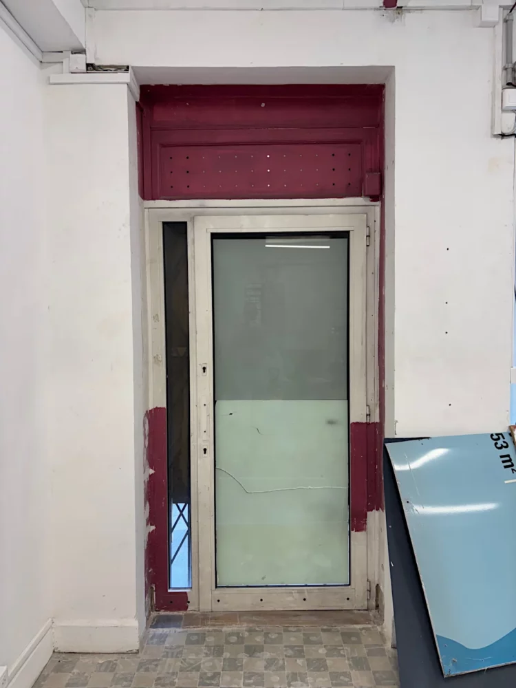 La porte vitrée apparait, atelier Saïssi
