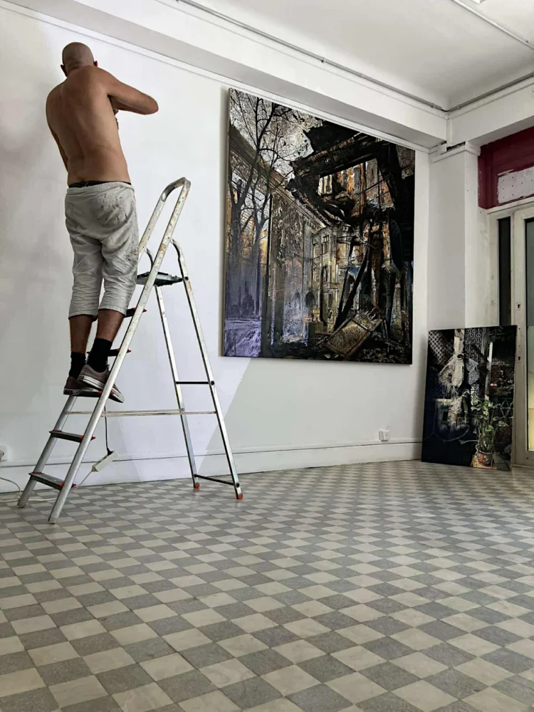 Premier accrochage de toiles dans le nouvel atelier