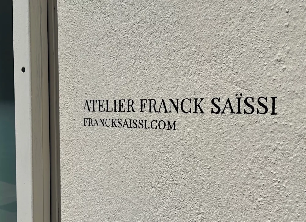 Signalétique de l'atelier de Franck Saïssi, vue de côté