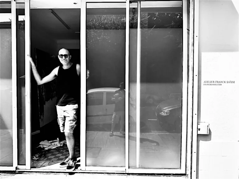 Franck Saïssi à Nice, devant son atelier, août 2025, photo par Philippe Aimar
