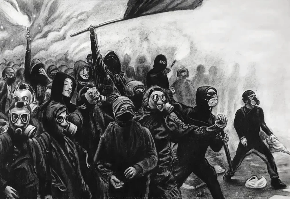 Black Bloc, dessin au fusain représentant une foule de manifestants masqués et silhouettes urbaines, par Franck Saïssi.