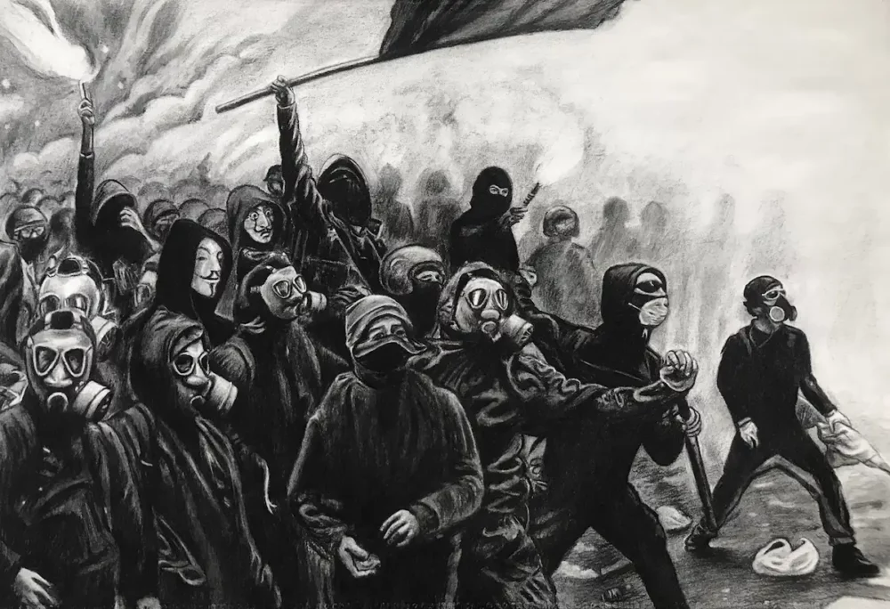 Black Bloc, dessin au fusain représentant une foule de manifestants masqués et silhouettes urbaines, par Franck Saïssi.