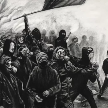 Black Bloc, dessin au fusain représentant une foule de manifestants masqués et silhouettes urbaines, par Franck Saïssi.