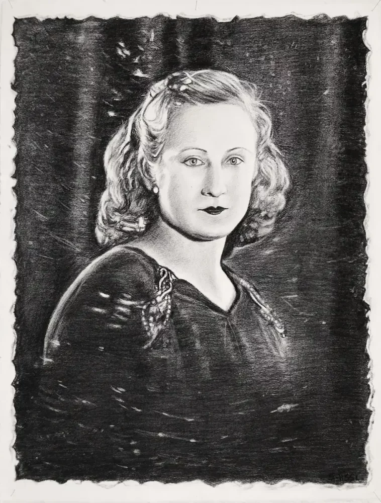 Portrait au fusain d'une jeune femme au regard mélancolique, esthétique années 1930, par Franck Saïssi.