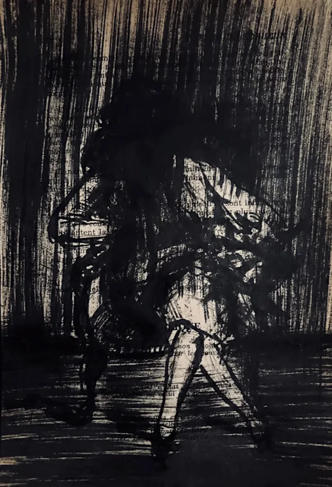 The sitter, dessin original à l’encre de Chine sur une page de livre ancienne, représentant une silhouette sombre et organique par Franck Saïssi.