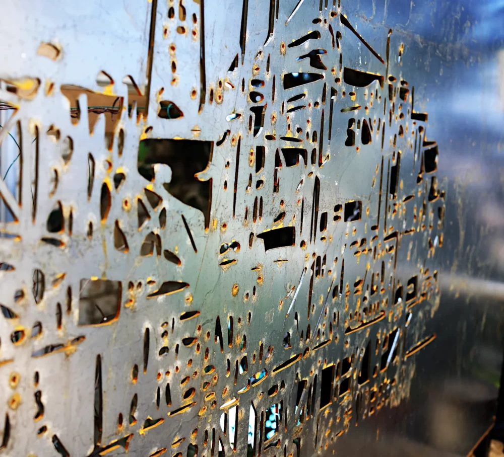 Détail de la plaque de corten découpée