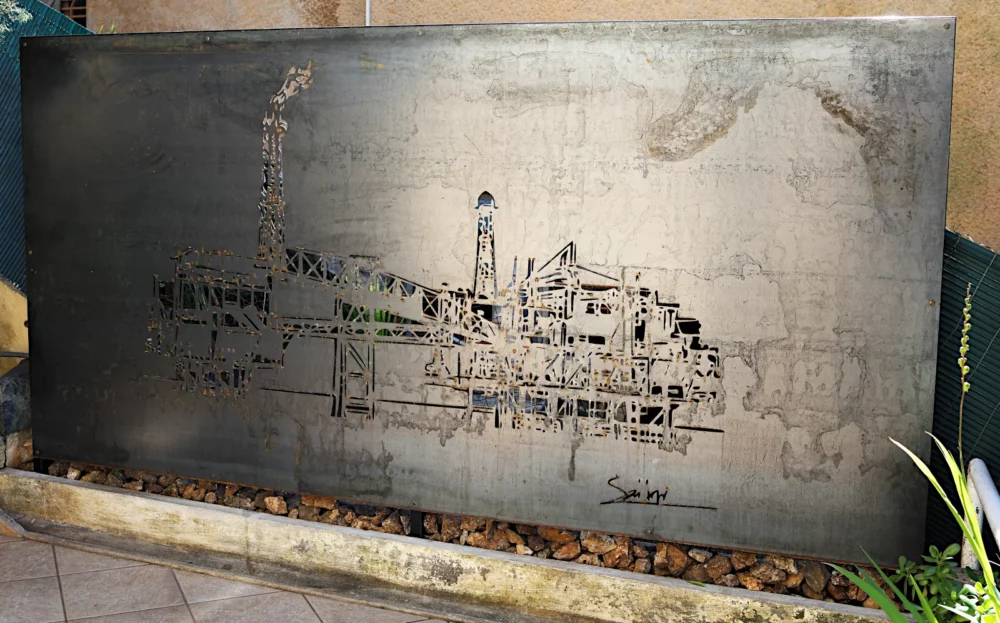 Plaque de corten découpée, plateforme pétrolière par Franck Saïssi